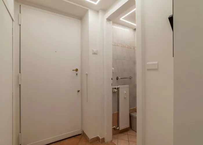 Guesthost - Lungotevere And Bright Apartment