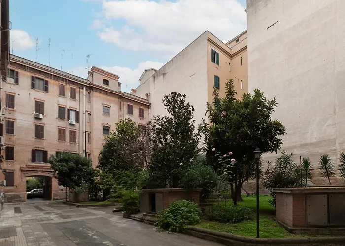 Guesthost - Lungotevere And Bright Rom